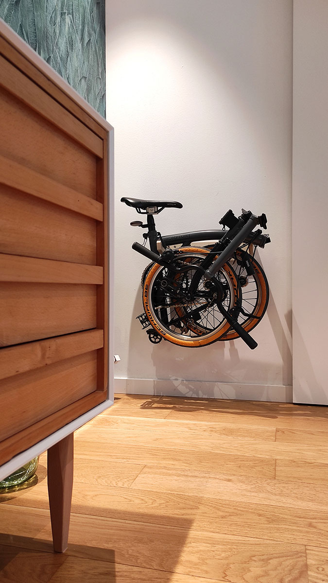 Detalle de soporte de pared para bicicleta plegable Brompton